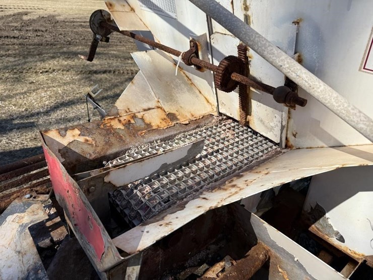 tyler-pull-type-fertilizer-spreader-image-7