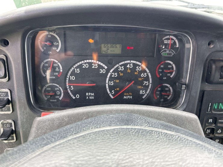 2015-freightliner-m2-106-image-27