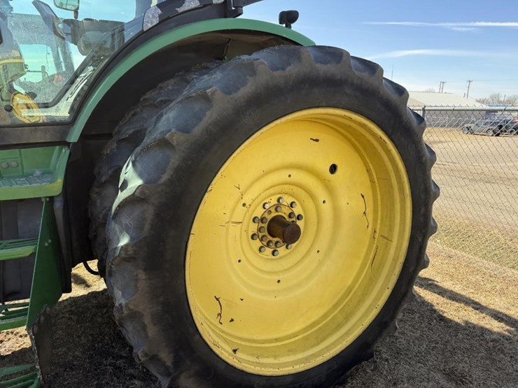 john-deere-8235r-image-7