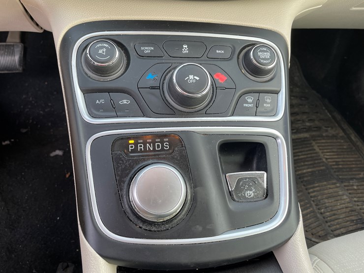 #1524-•-2016-chrysler-200-(has-mn-title)-image-21