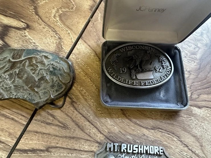 vintage-belt-buckles-&-leather-wallet-image-4