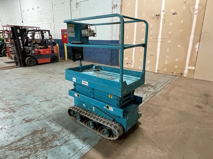 #203-•-2012-en-environment-electric-track-scissor-lift-image-6