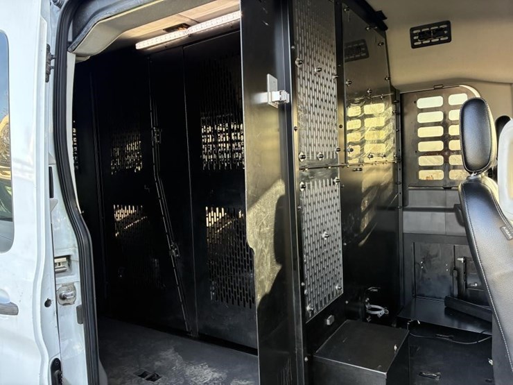 2020-ford-350-image-11