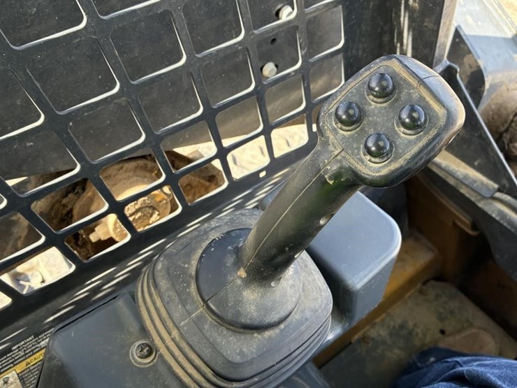 2021-deere-317g-image-14