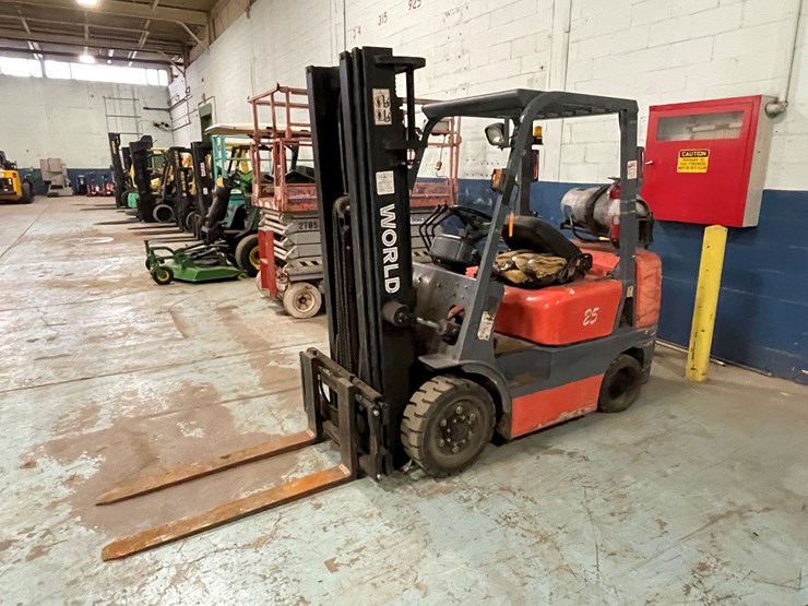 #170-•-world-lift-254-propane-forklift-image-1