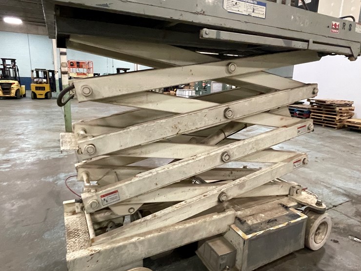 #204-•-terex-ts26-electric-scissor-lift-image-25