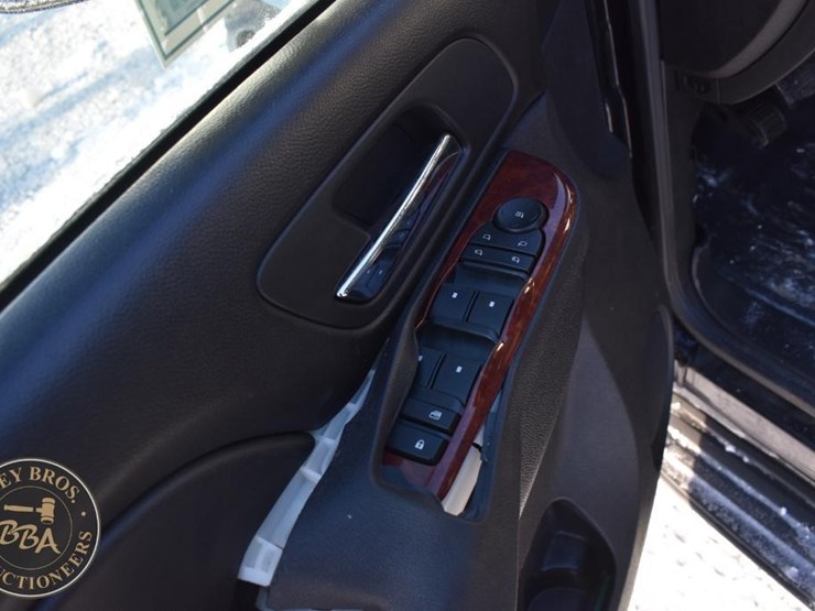 2013-chevrolet-tahoe-ls-image-29