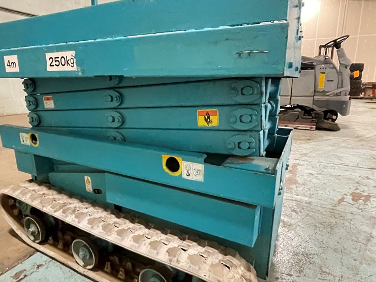 #203-•-2012-en-environment-electric-track-scissor-lift-image-17