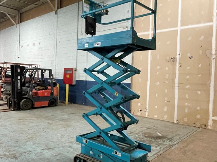 #203-•-2012-en-environment-electric-track-scissor-lift-image-22