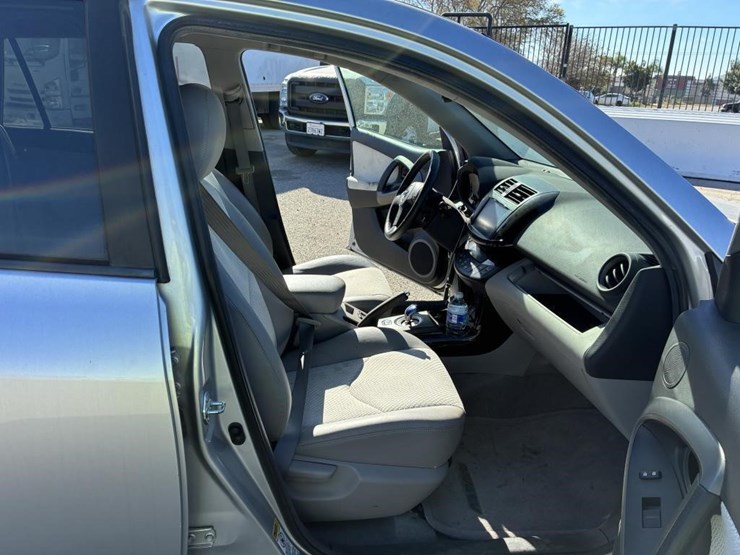 2014-toyota-rav4-image-10