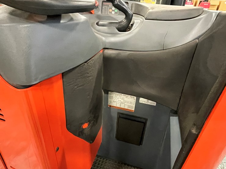 #221-•-2012-toyota-electric-ride-on-reach-truck-image-12