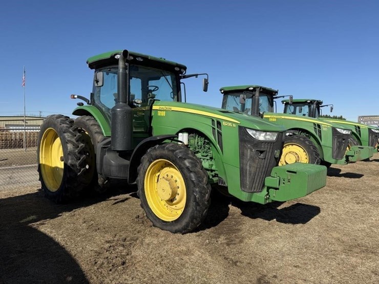 john-deere-8235r-image-1