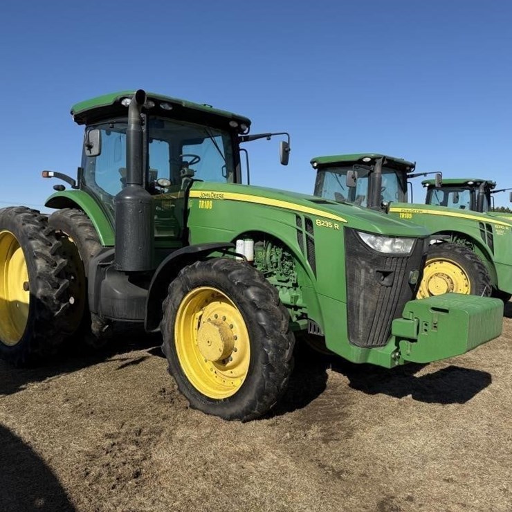 JOHN DEERE 8235R