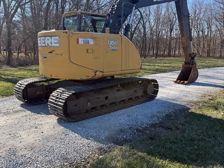 2012-deere-135d-image-4