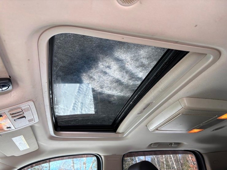 2010-chevrolet-suburban-image-18