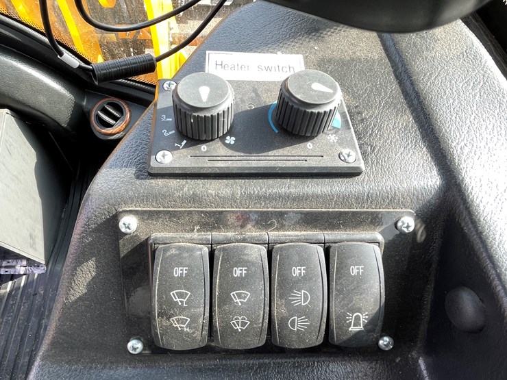 #114-•-new-magnum-3300p-telescoping-wheel-loader-image-57