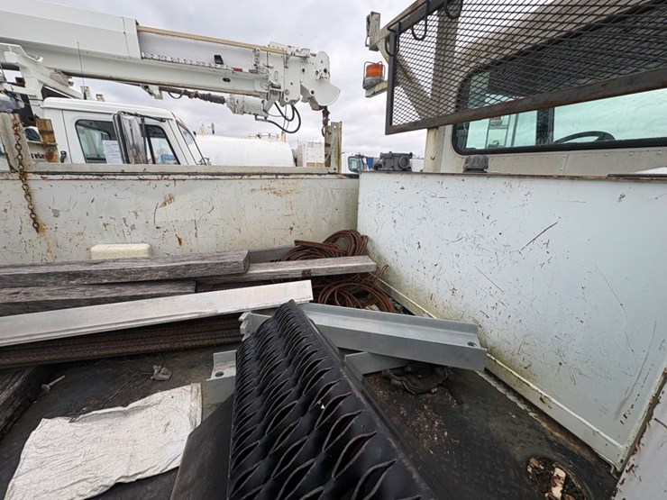 2007-peterbilt-335-image-9