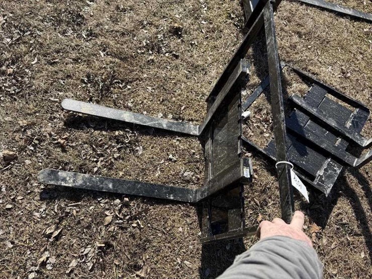 new-mini-skidsteer-pallet-forks-image-2