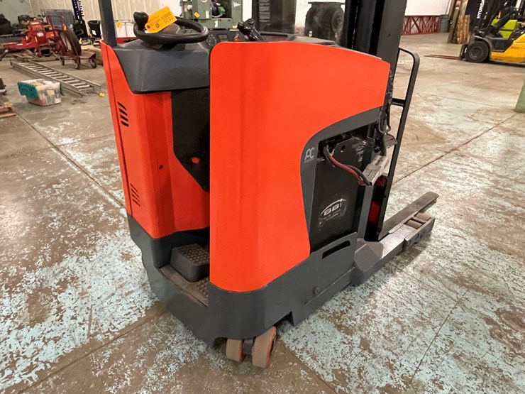 #221-•-2012-toyota-electric-ride-on-reach-truck-image-8