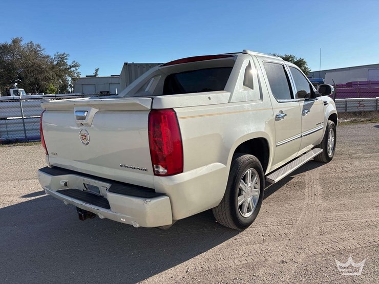 2011-cadillac-escalade-image-3