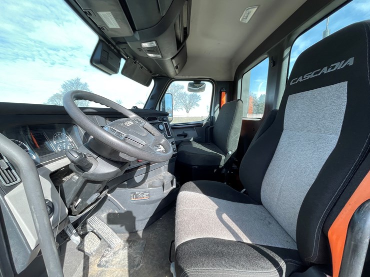 #1460-•-2022-freightliner-truck-tractor-(has-mn-title)-image-20