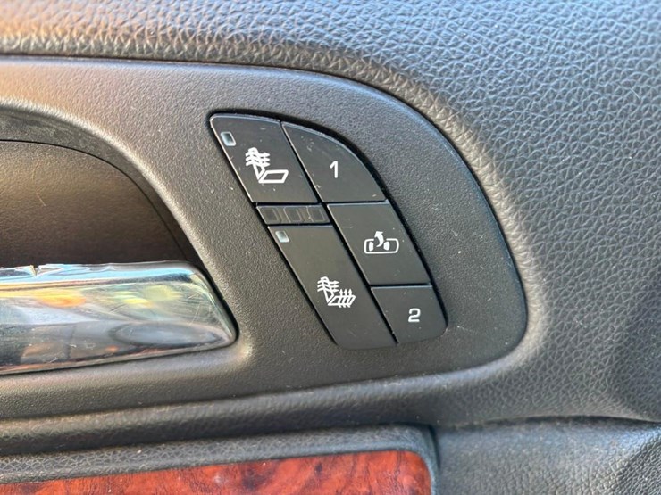 2010-chevrolet-suburban-image-23