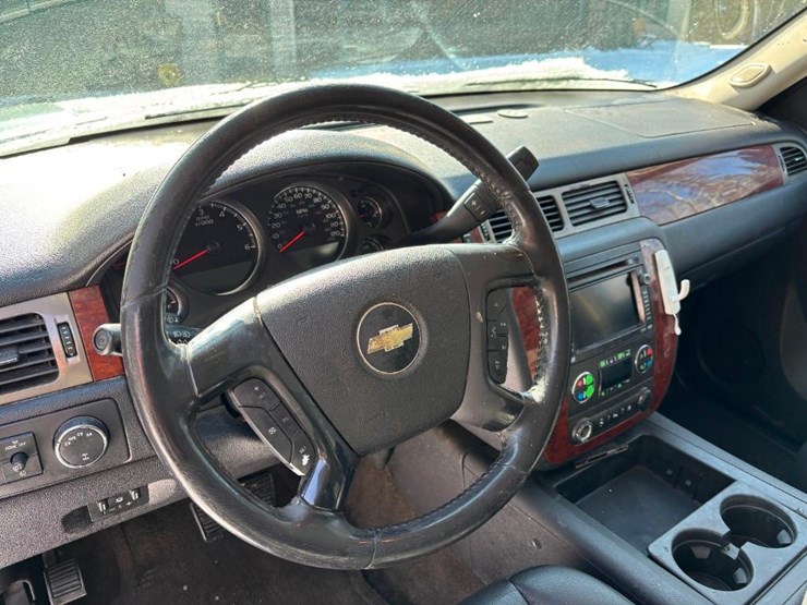 2010-chevrolet-suburban-image-14