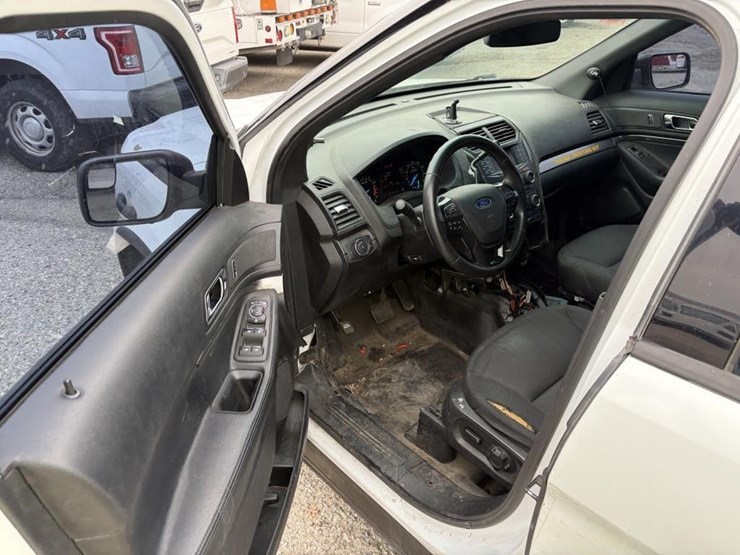 2016-ford-explorer-image-12