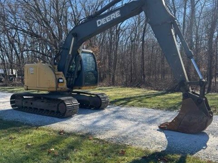 2012-deere-135d-image-24