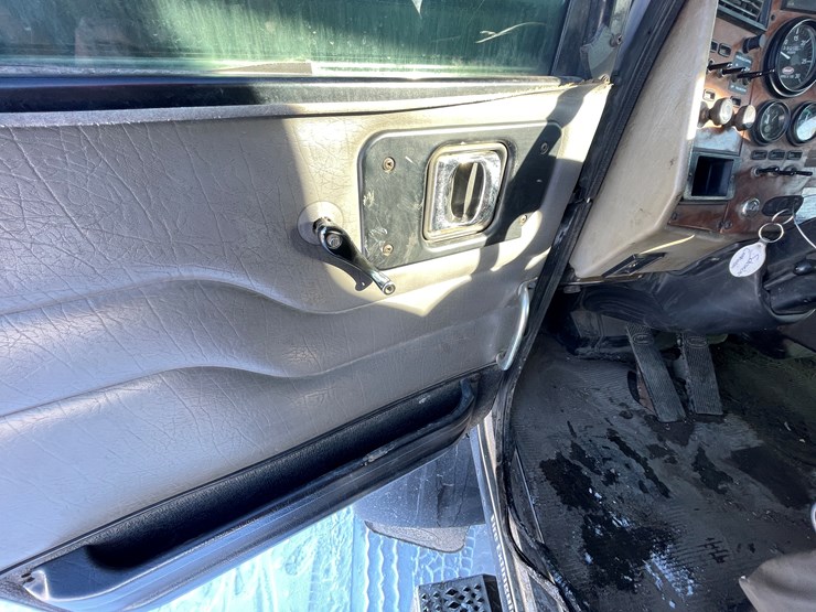 #1459-•-2008-peterbilt-pb335-hook-truck-(has-mn-title)-image-32