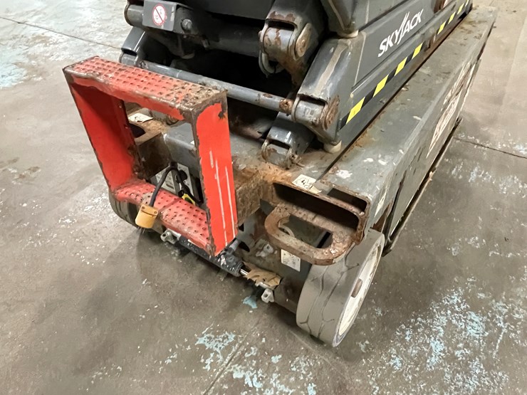 #206-•-2016-skyjack-scissor-lift-image-16