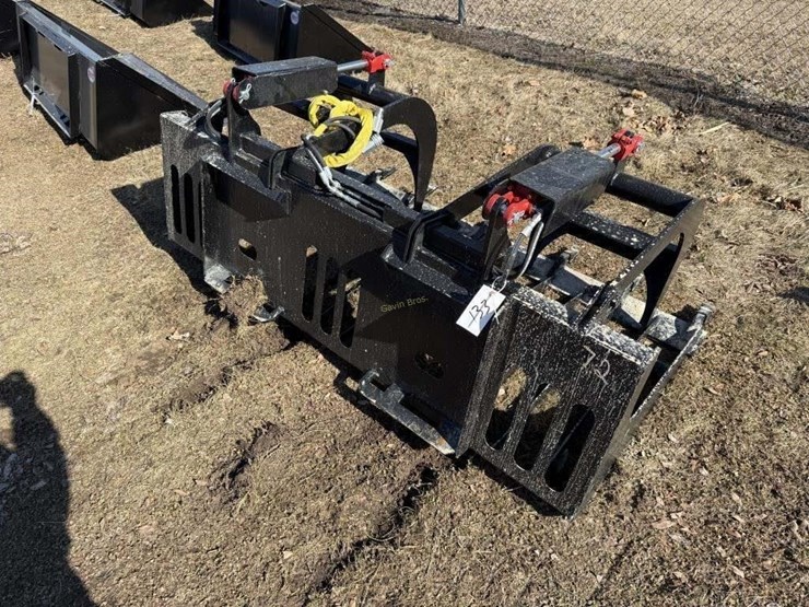 new-universal-attach-72"-grapple-bucket-image-1