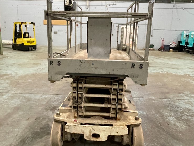 #204-•-terex-ts26-electric-scissor-lift-image-2