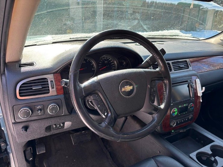 2010-chevrolet-suburban-image-12