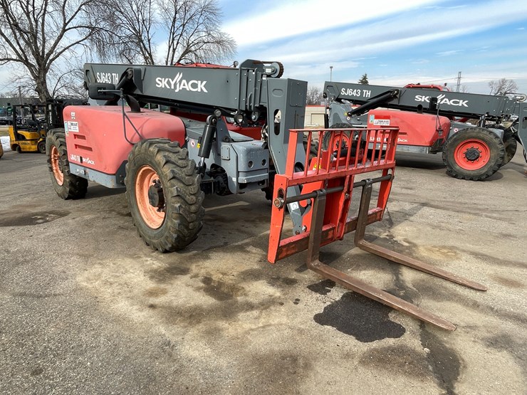 #132-•-2017-skyjack-sj643-telehandler-image-3