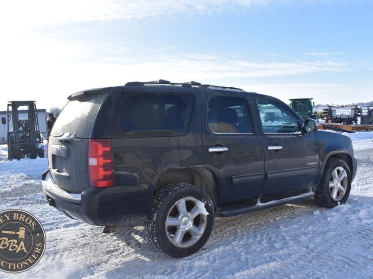 2013-chevrolet-tahoe-ls-image-8
