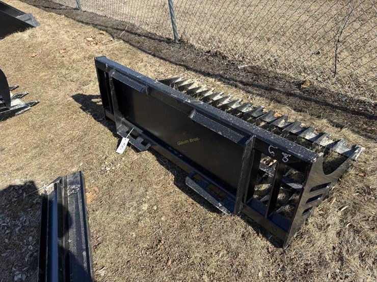 new-universal-attach-68"-rock-bucket-image-3