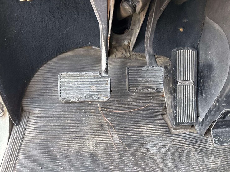 2001-freightliner-fld120-image-25