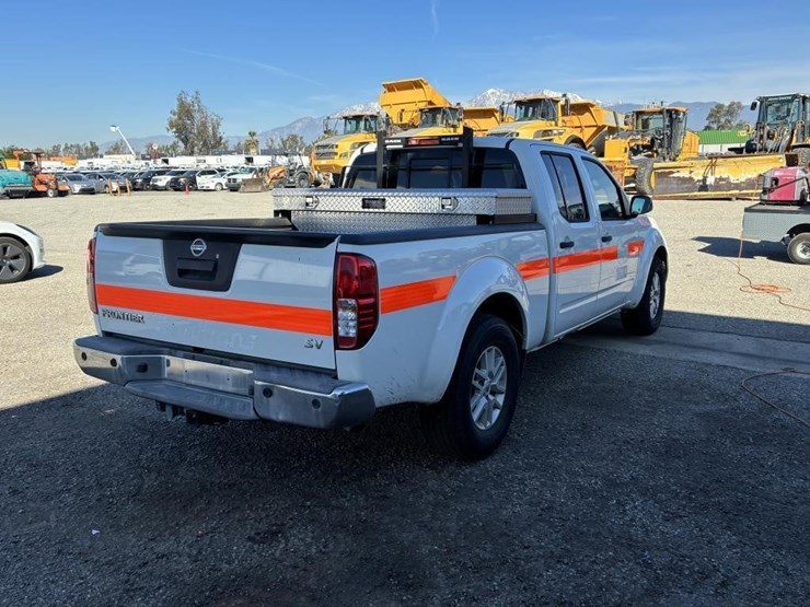 2018-nissan-frontier-sv-image-3