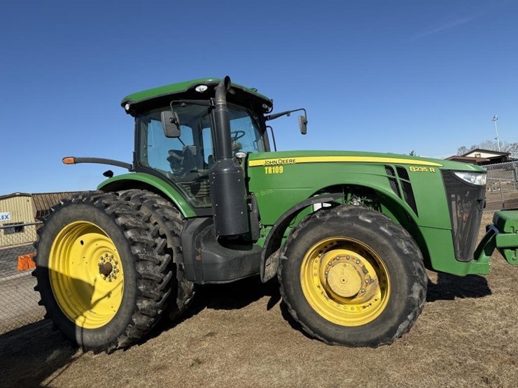 john-deere-8235r-image-2