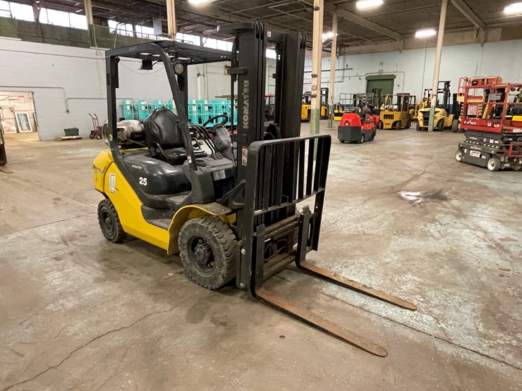 #168-•-2015-komatsu-25-propane-forklift-image-3