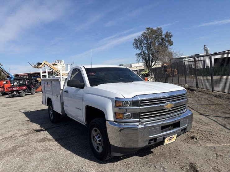 2017-chevrolet-silverado-2500-image-2