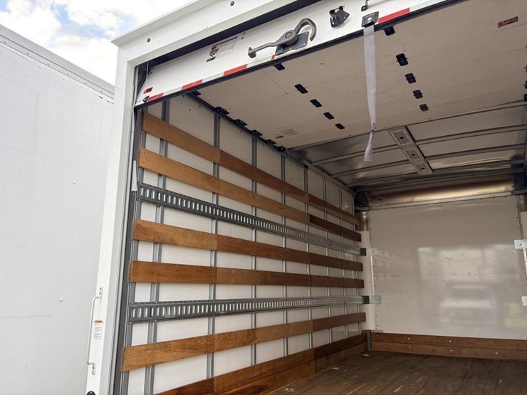 2024-isuzu-npr-image-21