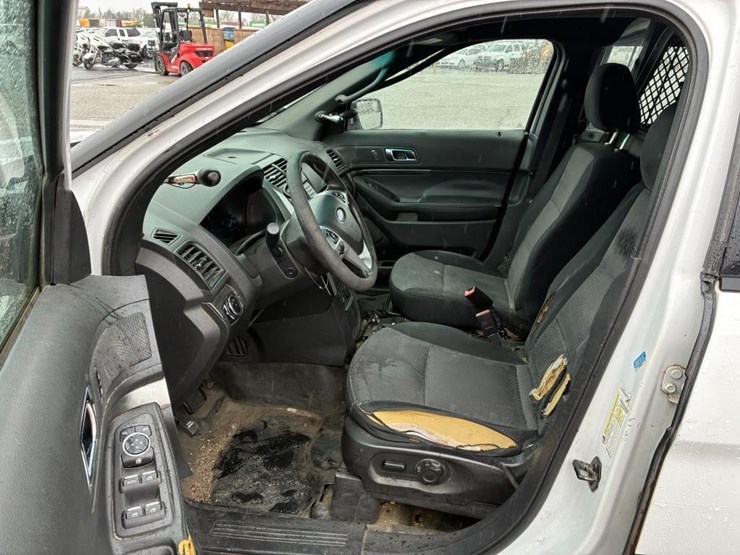 2015-ford-explorer-image-13