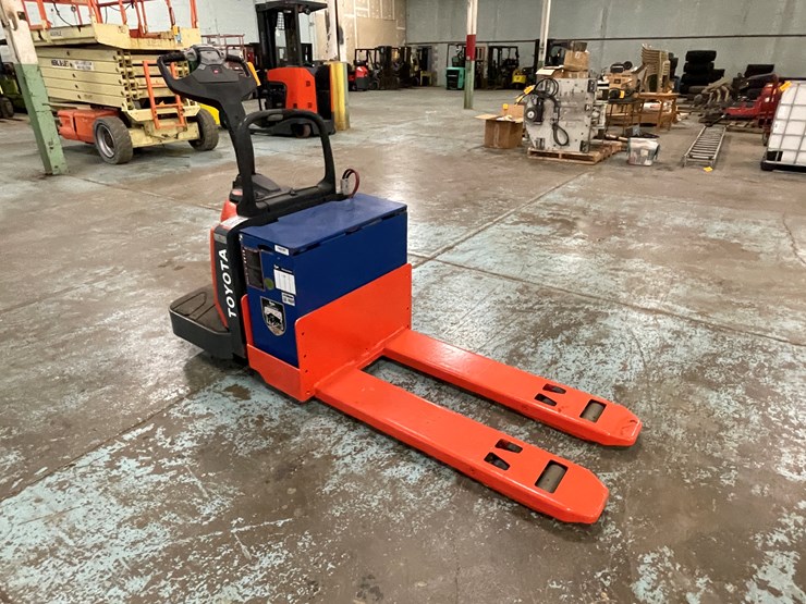 #231-•-toyota-ride-on-electric-pallet-jack-image-3