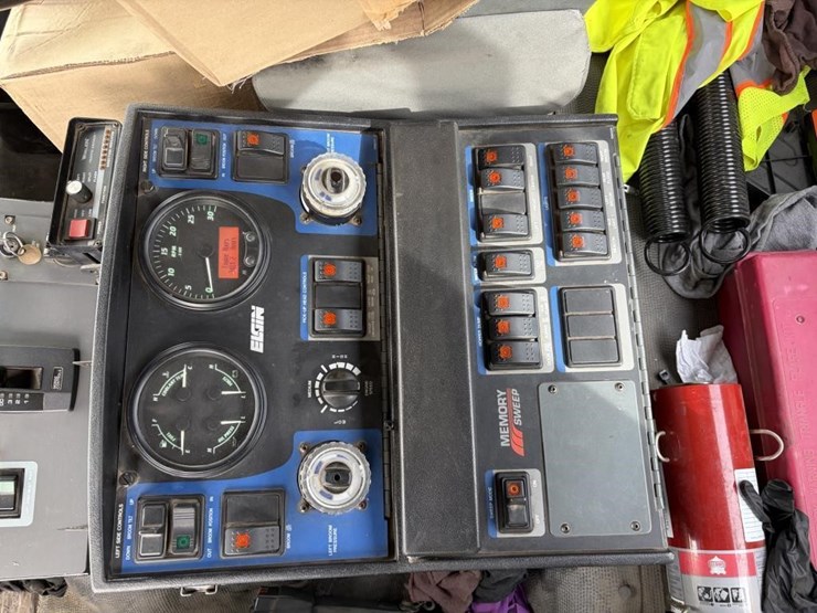 2009-gmc-t7500-image-16