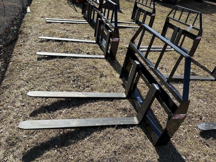 new-kivel-48"-universal-attach-pallet-forks-image-1