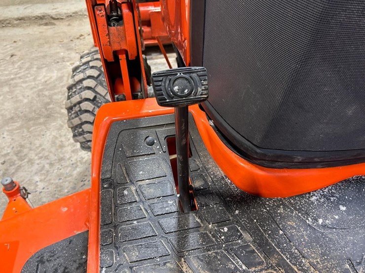 2019-kubota-bx2380-image-24