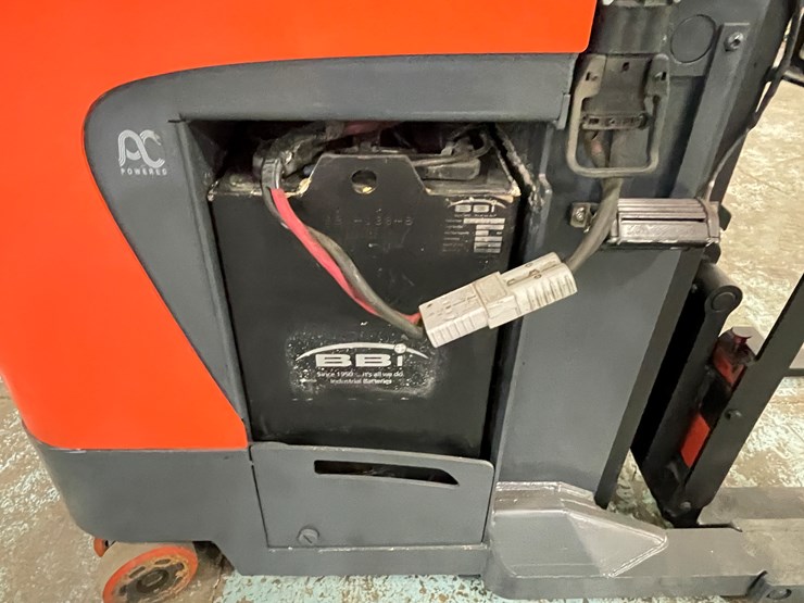 #221-•-2012-toyota-electric-ride-on-reach-truck-image-16