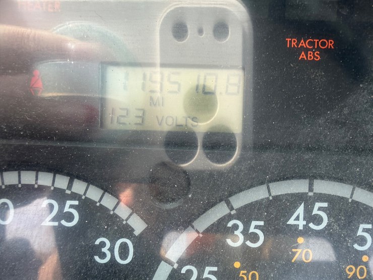 2002-freightliner-fl70-image-17